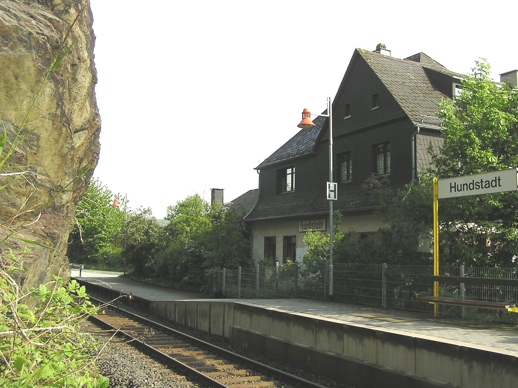 Bahnhof Hundstadt vom Fels aus gesehen - nicht ganz ungefährlich, da rutschig und Teil der Gleisanlage...